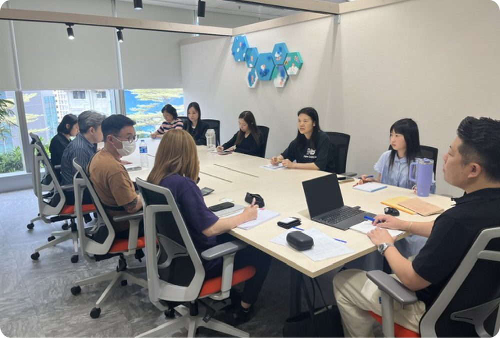 会議で打ち合わせをするスタッフ